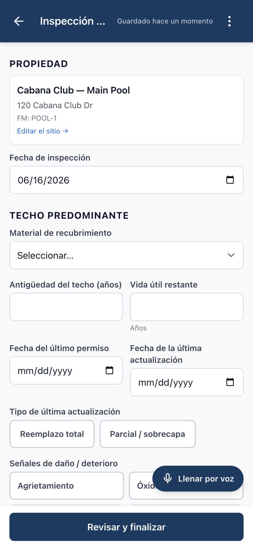 El botón Llenar por voz flotando sobre un formulario de inspección.