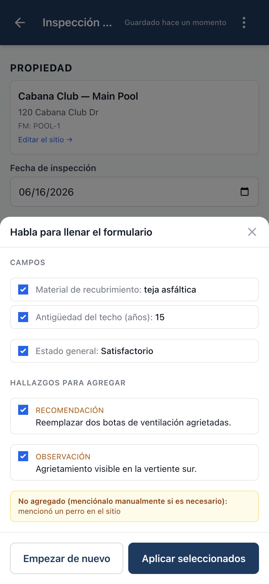 Panel de revisión con una casilla en cada valor de campo y hallazgo propuesto, y un botón Aplicar seleccionados.